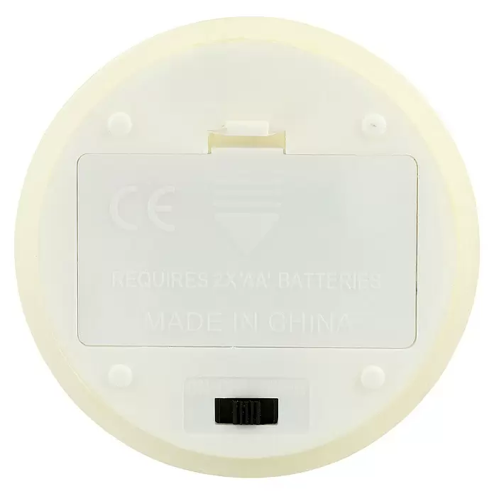 LED-Kerze Shine - Creme, Ø x H: 7,5 x 10 cm, Echtwachs - Unterseite einer cremefarbenen LED-Kerze mit Batteriefach für 2x AA-Batterien und einem schwarzen EIN/AUS/TIMER-Schalter.