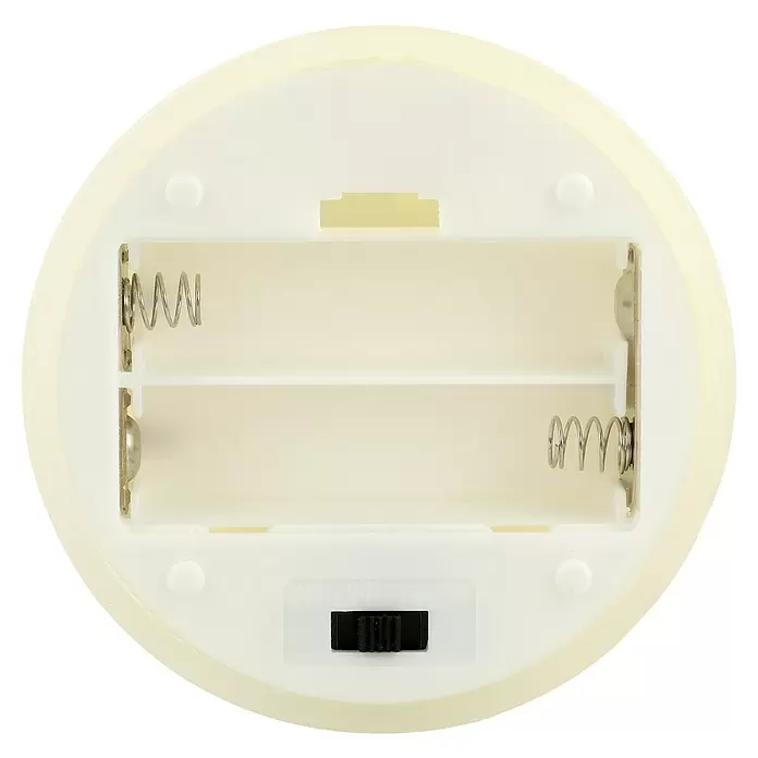 LED-Kerze Shine - Creme, Ø x H: 7,5 x 10 cm, Echtwachs - Unterseite einer cremefarbenen LED-Kerze mit leerem Batteriefach für zwei AA-Batterien und einem AN/AUS/TIMER-Schalter.