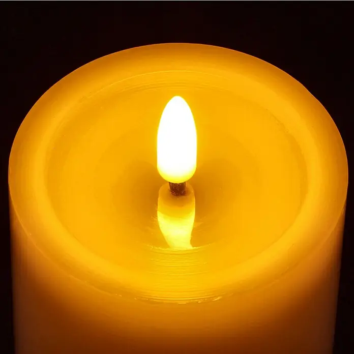 LED-Kerze Shine - Creme, Ø x H: 7,5 x 10 cm, Echtwachs - Nahaufnahme einer LED-Kerze mit warmem, gelbem Licht. Ideal für gemütliche Abende und stimmungsvolle Dekorationen im Haus.
