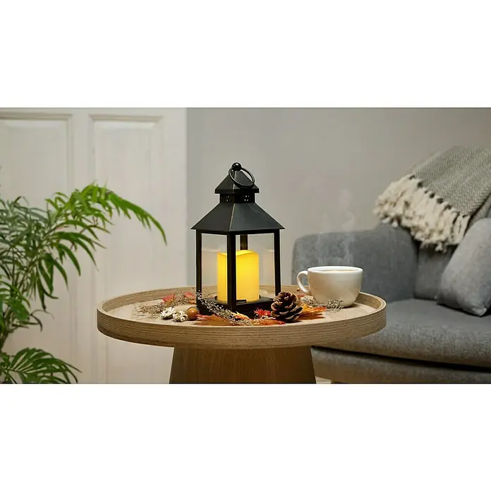 LED-Laterne - 10 x 10 x 24,5 cm, Schwarz - Eine stimmungsvolle Szene mit einer Laterne, einer Tasse und herbstlicher Dekoration auf einem Tisch.
