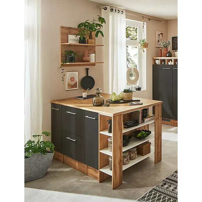 Respekta Inselküche Hilde Insel - Breite: 150 cm, Grau, Matt, Ohne Elektrogeräte - Kücheninsel mit hölzerner Arbeitsplatte, grauem Schrank und offenen Regalen, dekoriert mit Pflanzen und Geschirr für eine stilvolle Kücheneinrichtung.