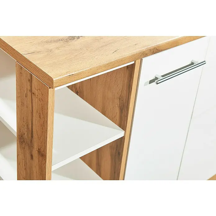 Respekta Inselküche Hilde Typ 1 - Breite: 310 cm, Weiß, Matt, Mit Elektrogeräten - Detailaufnahme eines Sideboards mit Holzoberfläche, weißen Regalen und einer Tür mit Griff. Moderne Möbel für Wohnzimmer oder Essbereich.