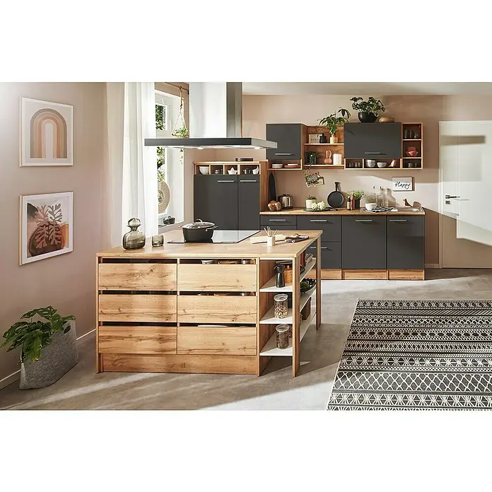 Respekta Inselküche Hilde Typ 1 - Breite: 310 cm, Grau, Mit Elektrogeräten - Moderne Küche mit Kochinsel aus hellem Holz und dunklen Hängeschränken, stilvoll dekoriert mit Pflanzen und Bildern für eine gemütliche Atmosphäre.