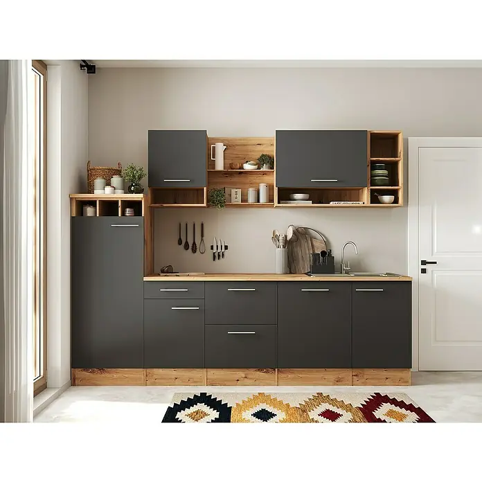 Respekta Inselküche Hilde Typ 1 - Breite: 280 cm, Grau, Mit Elektrogeräten - Moderne Küche mit grauen Schränken, Holzregalen und einer Arbeitsplatte aus Holz. Der Teppich mit geometrischem Muster sorgt für einen Farbtupfer.
