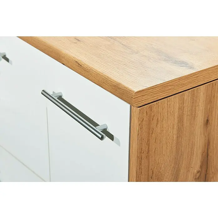 Respekta Inselküche Hilde Typ 1 - Breite: 310 cm, Weiß, Matt, Mit Elektrogeräten - Detailaufnahme eines Sideboards mit Holzplatte, weißen Fronten und einem silbernen Griff. Das Möbelstück ist modern und stilvoll.
