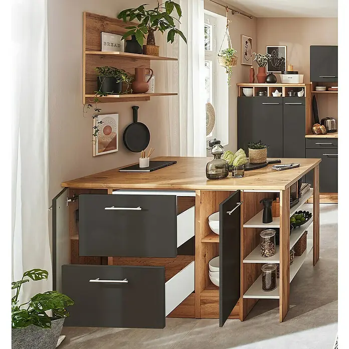 Respekta Inselküche Hilde Typ 2 - Breite: 310 cm, Grau, Matt, Mit Elektrogeräten - Diese Aufnahme zeigt eine moderne Kücheninsel mit Holzplatte, grauen Schubladen und offenen Regalen, die Stauraum und Stil vereint.