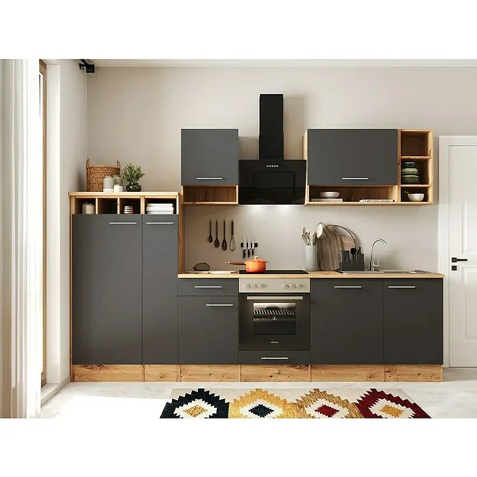 Respekta Inselküche Hilde Typ 2 - Breite: 310 cm, Grau, Mit Elektrogeräten - Bild einer modernen Küche mit grauen Schränken, Holzelementen und einer schwarzen Dunstabzugshaube. Der Teppich hat geometrische Muster.