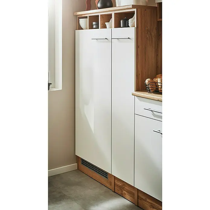 Respekta Inselküche Hilde Typ 1 - Breite: 310 cm, Weiß, Matt, Mit Elektrogeräten - Küchenschrank mit weißen Fronten und Holzdetails, inklusive Schubladen und Regalen für Geschirr und Dekorationen.