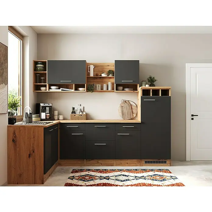 Respekta Inselküche Hilde Typ 1 - Breite: 280 cm, Grau, Matt, Mit Elektrogeräten - Moderne Küche mit grauen Schränken und Arbeitsplatten aus Holz, ergänzt durch einen farbenfrohen Teppich, der dem Raum Wärme verleiht.