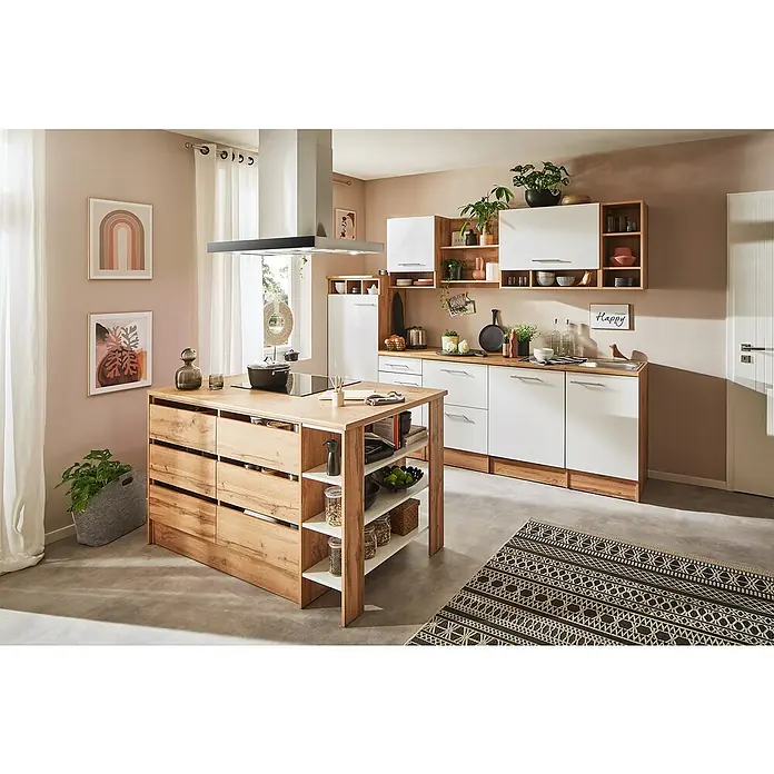 Respekta Inselküche Hilde Typ 1 - Breite: 280 cm, Weiß, Mit Elektrogeräten - Eine moderne Küche mit einer Kochinsel aus Holz, weißen Schränken und Regalen an der Wand, die zusätzlichen Stauraum bietet.