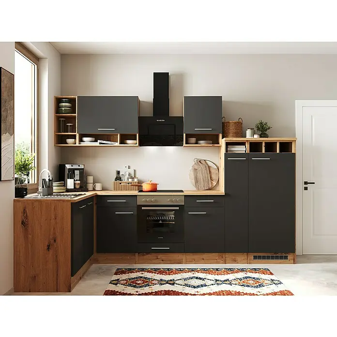 Respekta Inselküche Hilde Typ 2 - Breite: 310 cm, Grau, Matt, Mit Elektrogeräten - Moderne Küche mit dunklen Schränken, hellem Holzdekor und einem farbenfrohen Teppich, die eine warme und einladende Atmosphäre schafft.