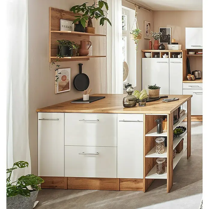 Respekta Inselküche Hilde Insel - Breite: 150 cm, Weiß, Matt, Ohne Elektrogeräte - Kücheninsel mit weißen Fronten, Holzplatte und offenen Regalen. Dekorative Elemente wie Pflanzen und Vorratsgläser.