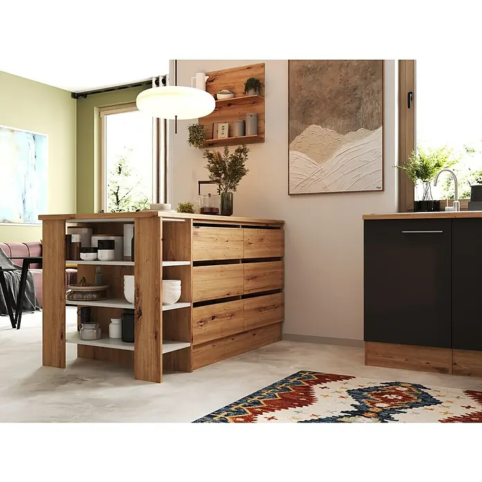 Respekta Inselküche Hilde Typ 2 - Breite: 310 cm, Grau, Matt, Mit Elektrogeräten - Ein heller Innenraum mit einem Küchenblock aus Holz mit Schubladen und offenen Regalen, dekoriert mit verschiedenen Gegenständen.
