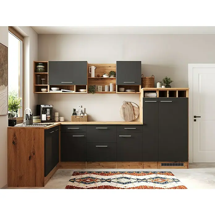 Respekta Inselküche Hilde Typ 1 - Breite: 310 cm, Grau, Matt, Mit Elektrogeräten - Kücheninterieur mit grauen Schränken, Holzregalen und Arbeitsplatten, ergänzt durch einen gemusterten Teppich und einen hellen Raum.
