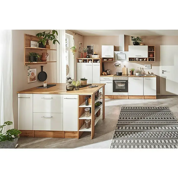 Respekta Inselküche Hilde Typ 2 - Breite: 310 cm, Weiß, Mit Elektrogeräten - Helle Küche mit Kochinsel, weißen Schränken, Holzregalen und einem schwarz-weißen Teppich für einen modernen, stilvollen Look.