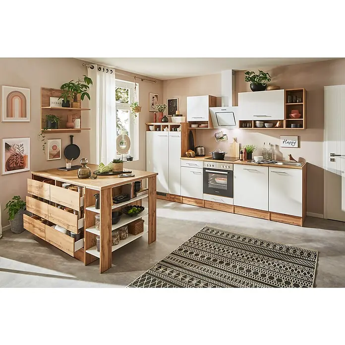 Respekta Inselküche Hilde Typ 2 - Breite: 310 cm, Weiß, Mit Elektrogeräten - Elegante Küche mit weißen Schränken, Holzdetails und einer stilvollen Kochinsel mit Schubladen und Regalen. Der Teppich verleiht Wärme.
