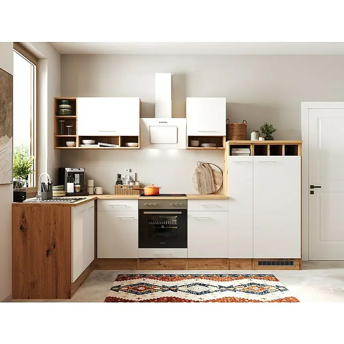 Respekta Inselküche Hilde Typ 2 - Breite: 310 cm, Weiß, Matt, Mit Elektrogeräten - Helle Küche mit modernen weißen Schränken, Holzdetails und einem bunten Teppich, die eine warme und einladende Atmosphäre schafft.