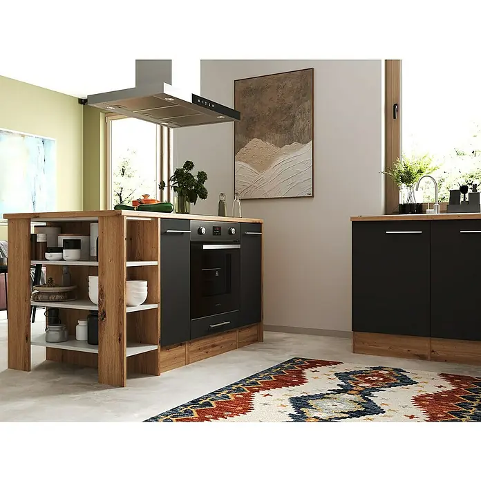 Respekta Inselküche Hilde Typ 1 - Breite: 310 cm, Grau, Matt, Mit Elektrogeräten - Elegante Küche mit modernen schwarzen Schränken, einer Kochinsel mit Holzregalen und einem passenden Teppich für einen stilvollen Look.