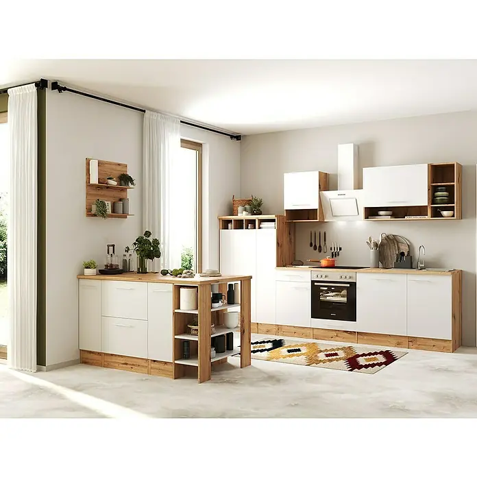 Respekta Inselküche Hilde Typ 2 - Breite: 310 cm, Weiß, Mit Elektrogeräten - Helle Küche mit weißen Schränken, Holzregalen und einer Kochinsel. Eine moderne und einladende Kücheneinrichtung mit stilvollem Design.