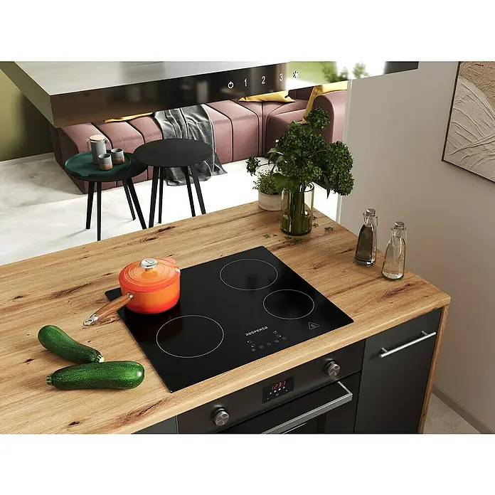 Respekta Inselküche Hilde Typ 1 - Breite: 310 cm, Grau, Matt, Mit Elektrogeräten - Detailaufnahme einer modernen Küche mit Kochfeld, Topf und Zucchini auf einer Holzarbeitsplatte.