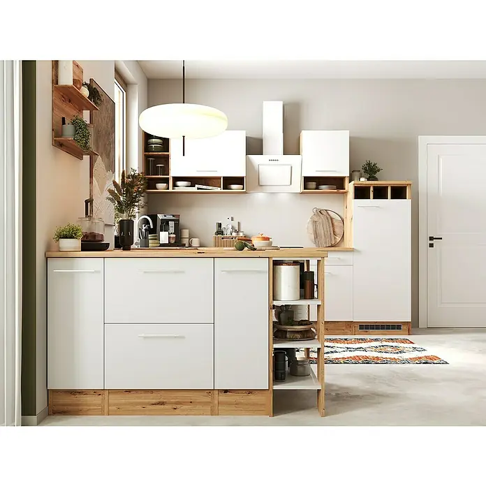Respekta Inselküche Hilde Typ 2 - Breite: 280 cm, Weiß, Matt, Mit Elektrogeräten - Helles Kücheninterieur mit weißen Schränken, Holzdetails und einer modernen Pendelleuchte, das eine stilvolle und funktionale Raumatmosphäre schafft.