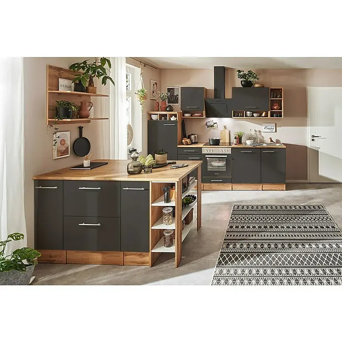 Respekta Inselküche Hilde Typ 2 - Breite: 280 cm, Grau, Mit Elektrogeräten - Elegante Küche mit dunklen Schränken, einer Kochinsel mit Holzarbeitsplatte und einem dekorativen Teppich. Die Regale bieten zusätzlichen Stauraum und Ausstellungsfläche.