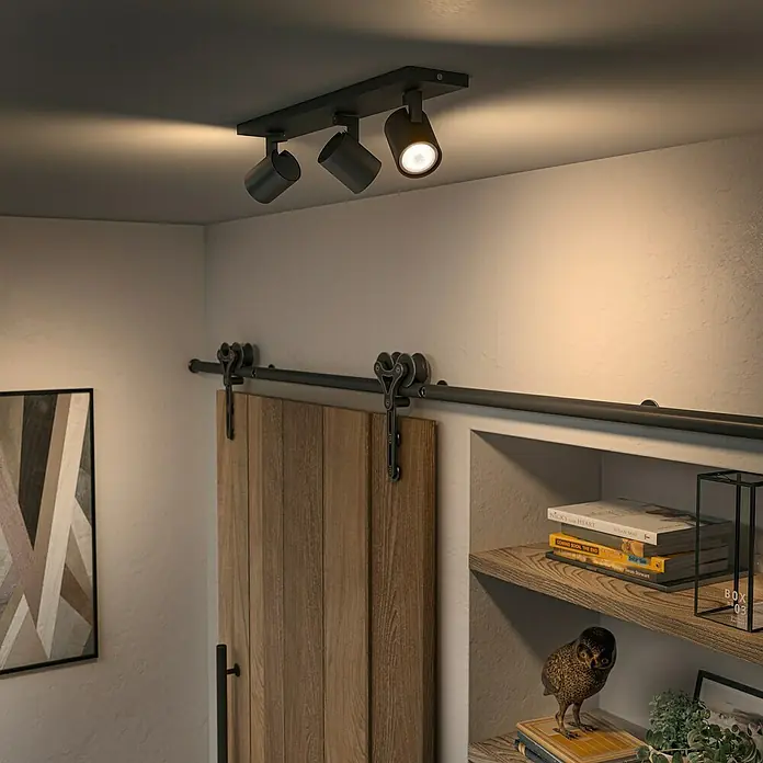 Philips Hue LED-Deckenstrahler White Ambiance Runner - 12,6 W, L x B x H: 8,9 x 48 x 10,9 cm, Schwarz, Mehrfarbig, 3 Stk. - Deckenleuchte mit drei Strahlern in Schwarz, die ein warmes Licht in einem stilvollen Interieur verbreitet.