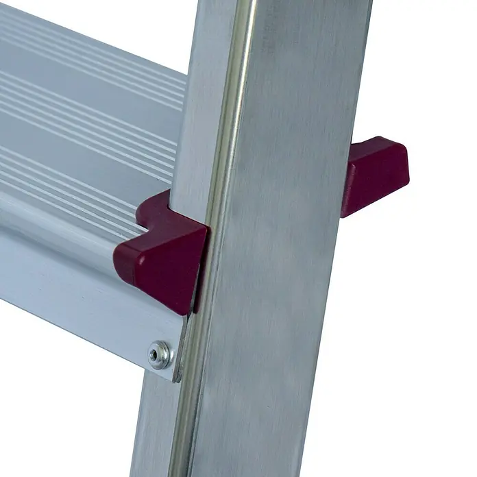 Krause Corda Stehleiter - Arbeitshöhe: 3,2 m, Anzahl Tritte: 6 Stk., Belastbarkeit: 150 kg, Aluminium - Detailansicht einer Trittleiter mit silbernen Stufen und roten Kunststoffverbindungen.