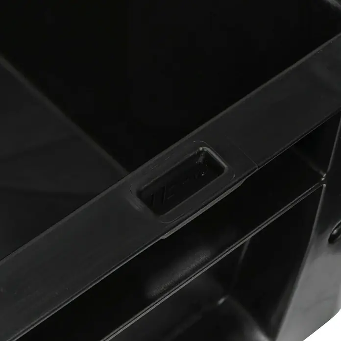 BAUHAUS Eurobox - L x B x H: 60 x 40 x 22 cm, 44 l, Schwarz - Nahaufnahme einer schwarzen Kunststoff-Aufbewahrungsbox, die ein rechteckiges Design und ein eingelassenes Etikett zeigt.