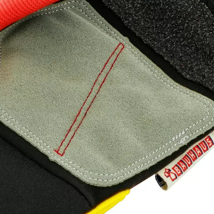 Wisent Arbeitshandschuhe - Handschuhgröße: 10, Orange/Grau - Nahaufnahme eines Arbeitshandschuhs mit hellgrauem Wildleder-Patch, roten und weißen Nähten und "BAUHAUS"-Etikett.