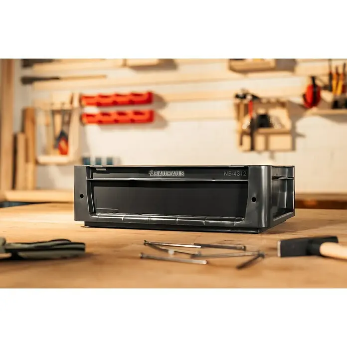 BAUHAUS Eurobox - 10 l, L x B x H: 40 x 30 x 12 cm, Schwarz - Schwarze Bauhaus NE-4312 Aufbewahrungsbox auf einer Werkbank, umgeben von Werkzeugen. Ideal für die Werkstattordnung.