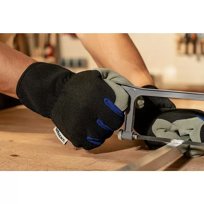 Wisent Arbeitshandschuhe - Handschuhgröße: 8, Grau/Schwarz - Schwarze und graue WISENT Arbeitshandschuhe mit blauen Akzenten, die eine Metallsäge auf einem Holztisch halten.