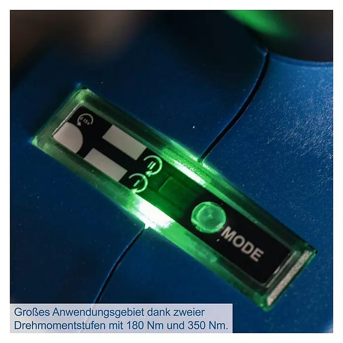 Scheppach IXES 20V Akku-Schlagschrauber BC-IW350-X - 20 V, Ohne Akku, 370 Nm - Detailaufnahme eines blauen Werkzeugs mit grün beleuchteter Anzeige, die verschiedene Moduseinstellungen zeigt und die Bedienung erleichtert.