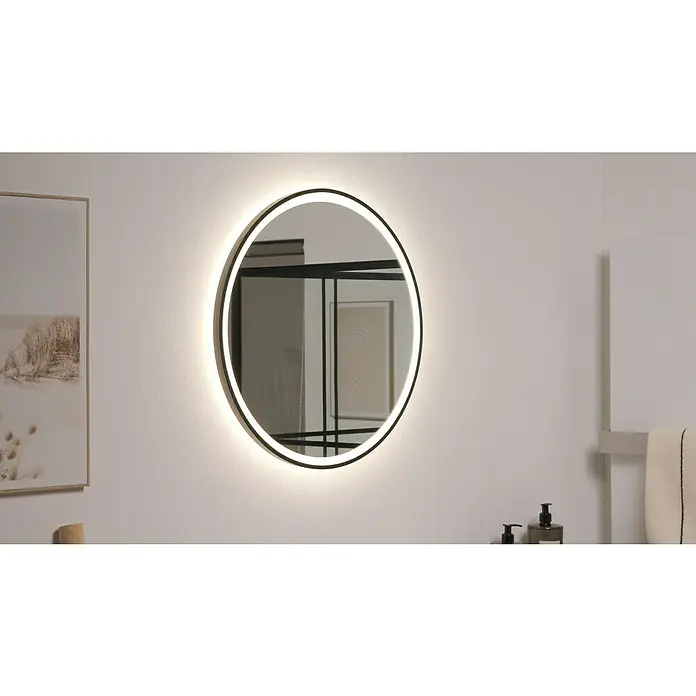 DSK Lichtspiegel Desire - Durchmesser: 55 cm, Schwarz, Leuchtmittel - Ein runder, beleuchteter Spiegel mit schwarzem Rahmen hängt an einer Wand im Badezimmer und reflektiert eine Regalkonstruktion.
