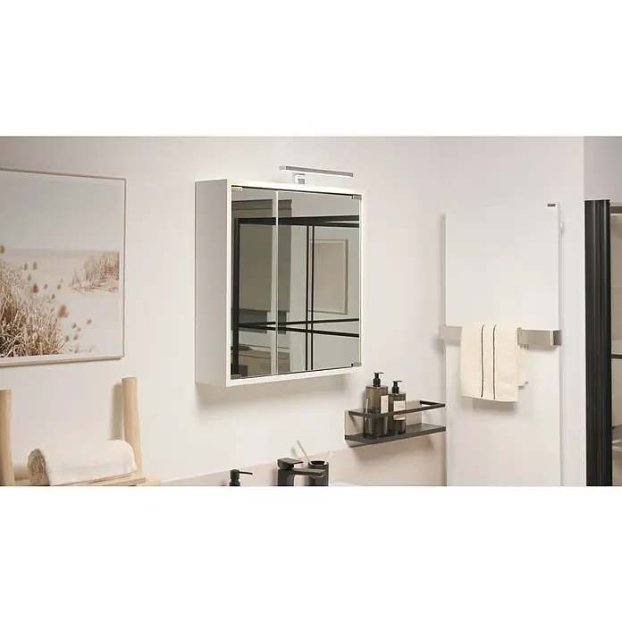 Riva LED-Spiegelschrank FloraB x H: 60 x 60 cm, Holz, Weiß - Badezimmer-Interieur mit einem weißen Spiegelschrank, einem Handtuchwärmer und stilvollen Badaccessoires.
