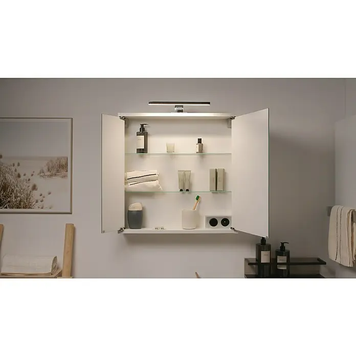 Riva LED-Spiegelschrank Flora - B x H: 60 x 60 cm, Holz, Weiß - Offener Badezimmerschrank mit Glasböden und Kosmetikprodukten, beleuchtet durch eine elegante Lampe. Praktisch und stilvoll für jedes moderne Bad.