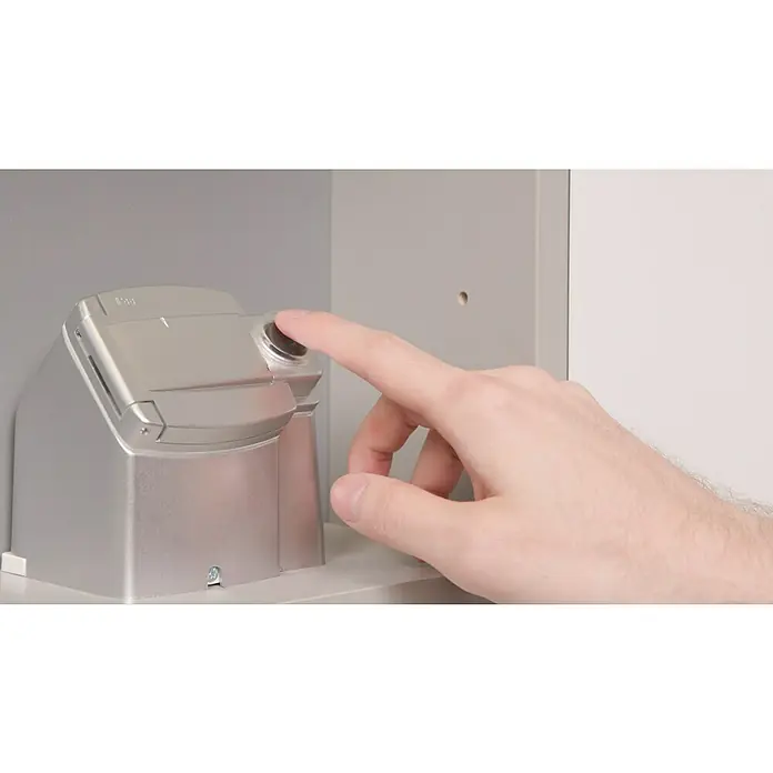 Riva Look LED-Spiegelschrank - B x H: 60,6 x 64,8 cm, Mit Beleuchtung - Ein silberner Möbeldämpfer wird von einer Hand bedient. Die Installation erfolgt im Inneren eines Schranks oder einer Schublade.