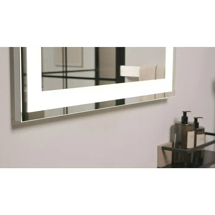 Camargue Stella LED-Lichtspiegel - 100 x 70 cm - Nahaufnahme eines modernen Badezimmerspiegels mit integrierter Beleuchtung, der ein helles, sauberes Design für stilvolle Badezimmer bietet.