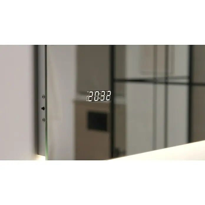 DSK Lichtspiegel Silver Shine 2.0120 x 70 cm - Nahaufnahme eines modernen Spiegels mit Digitaluhr, die die Zeit 20:32 anzeigt, eingebettet in ein stilvolles Badezimmerdesign.