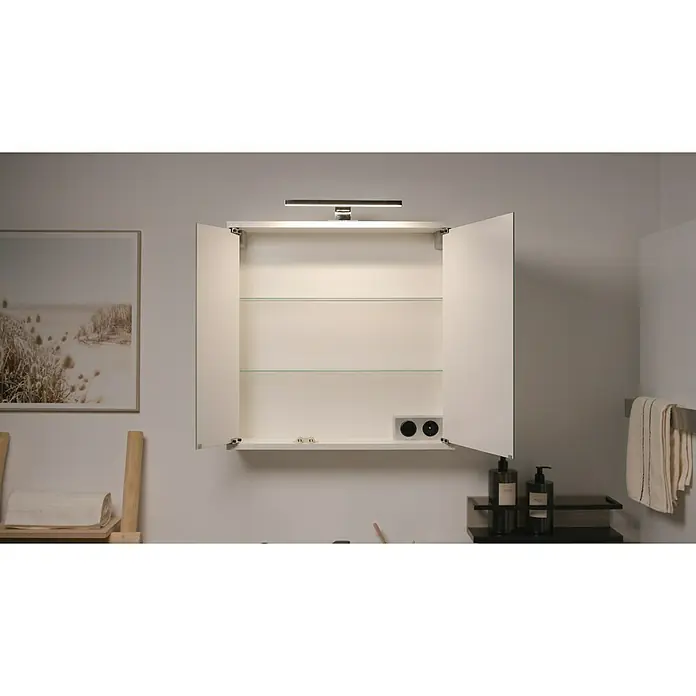 Riva LED-Spiegelschrank Flora - B x H: 60 x 60 cm, Holz, Weiß - Ein offener, weißer Spiegelschrank mit Glasböden und integrierter Beleuchtung, der ein modernes Badezimmerdesign betont.