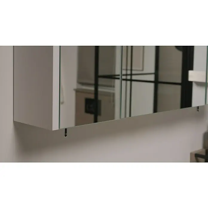 Riva Vulcano LED-Spiegelschrank - 80 x 61,8 cm, Mit Beleuchtung - Detailaufnahme eines Spiegelschranks mit weißen Seitenteilen und dezenten Füßen, der ein modernes Badezimmerdesign ergänzt.