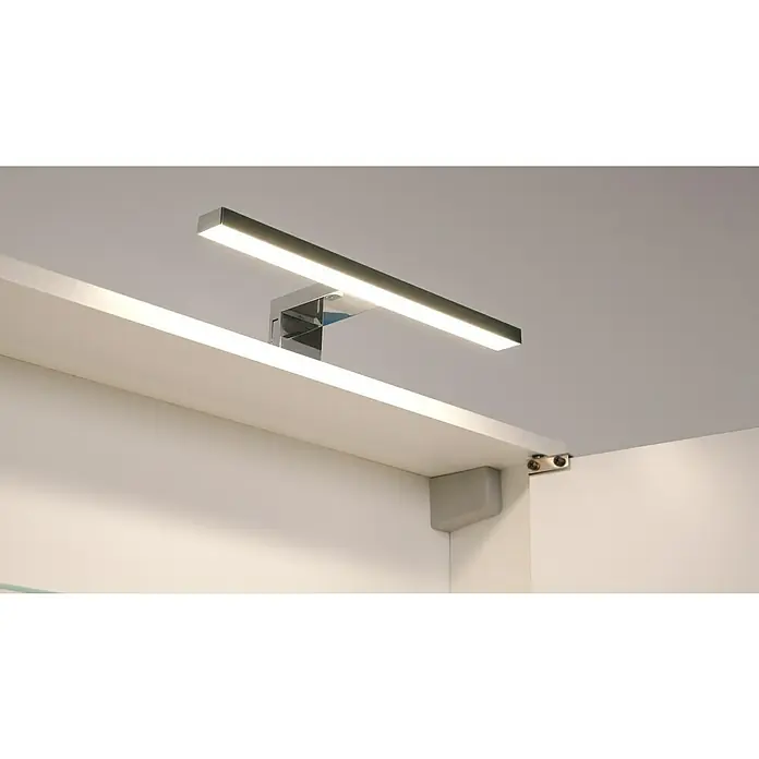 Riva LED-Spiegelschrank Flora - B x H: 60 x 60 cm, Holz, Weiß - Moderne LED-Spiegelleuchte mit Chrom-Finish montiert über einem weißen Regal, die ein helles, gerichtetes Licht spendet und das Badezimmer aufwertet.