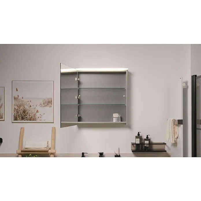 Riva Look LED-Spiegelschrank - B x H: 60,6 x 64,8 cm, Mit Beleuchtung - Ein beleuchteter Badezimmerspiegelschrank mit drei Glasböden und teilweise geöffneter Spiegeltür. Praktisch und stilvoll fürs Bad.
