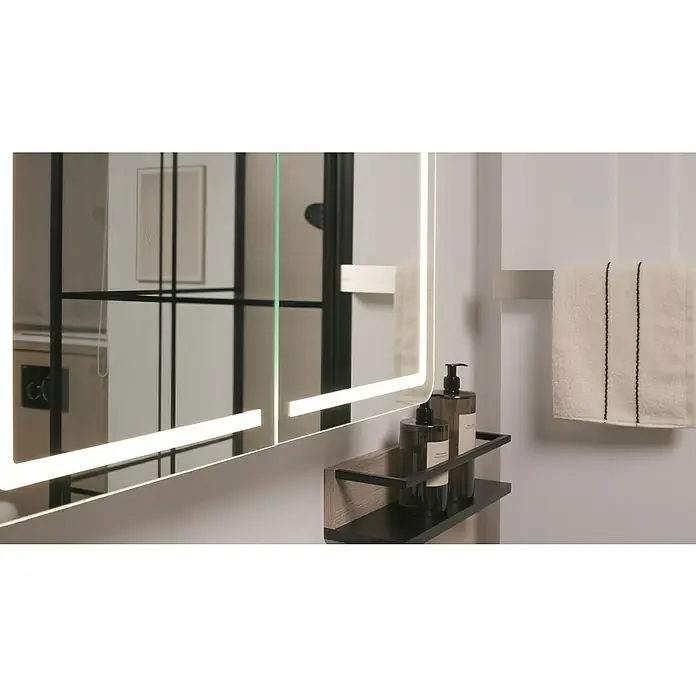 Riva LED-Spiegelschrank Luciana - B x H: 72 x 69,6 cm, Holz, Weiß - Nahaufnahme eines Badezimmerspiegels mit integrierter Beleuchtung, einer Ablage mit Seifenspendern und einem Handtuchhalter.