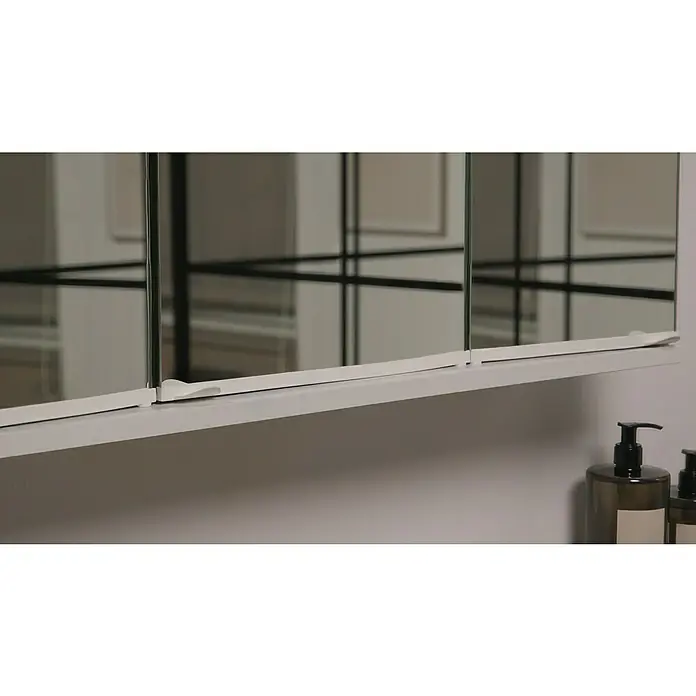 Jokey LED-Spiegelschrank Lena - B x H: 80 x 64 cm, Holz, Weiß - Ein dreitüriger Spiegelschrank mit weißem Rahmen und Ablage, ideal für Badezimmer, bietet Stauraum und stilvolles Design.