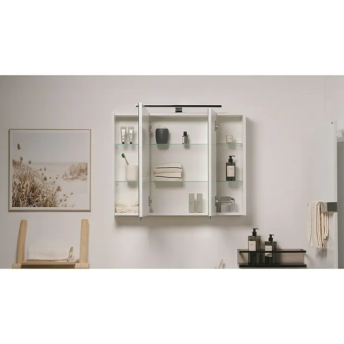 Riva Vulcano LED-Spiegelschrank - 80 x 61,8 cm, Mit Beleuchtung - Ein offener Badezimmerschrank mit Glasböden, der eine Vielzahl von Badutensilien präsentiert, ergänzt durch ein modernes, minimalistisches Design.