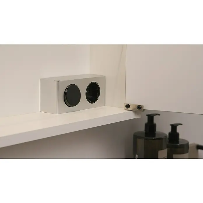 Riva LED-Spiegelschrank Flora - B x H: 60 x 60 cm, Holz, Weiß - Dieses Bild zeigt eine moderne Doppelsteckdose in einem Badezimmerschrank, ideal für den täglichen Gebrauch und eine stilvolle Ergänzung.