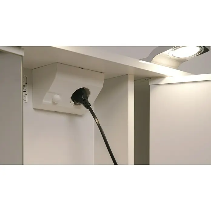 Jokey LED-Spiegelschrank Lena - B x H: 80 x 64 cm, Holz, Weiß - Nahaufnahme eines Stromanschlusses mit einem eingesteckten schwarzen Stromkabel unter einem beleuchteten Regal.