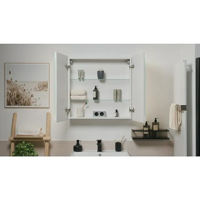 Riva LED-Spiegelschrank Luciana - B x H: 72 x 69,6 cm, Holz, Weiß - Ein offener Spiegelschrank mit Glasböden, gefüllt mit Badutensilien. Darunter ein Waschbecken mit Armatur und Seifenspender.