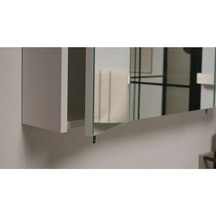 Riva Vulcano LED-Spiegelschrank - 80 x 61,8 cm, Mit Beleuchtung - Detailaufnahme eines modernen Spiegelschranks mit geöffneter Tür, der die hochwertige Verarbeitung und das minimalistische Design hervorhebt.